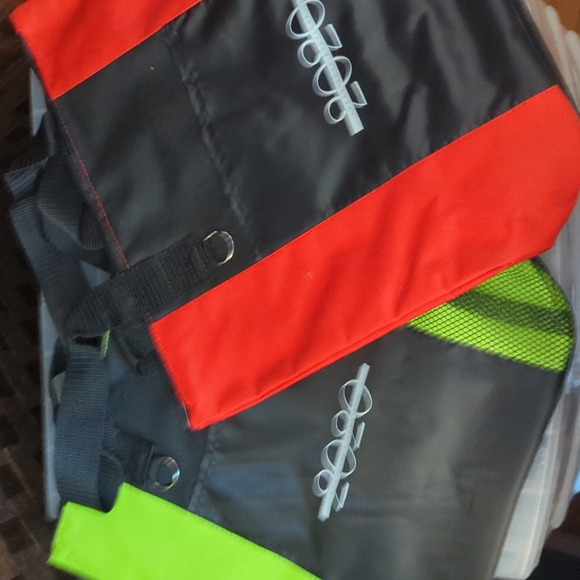3 Pocket Zippered Tote ! Boutique Merch - Picture 6 of 7